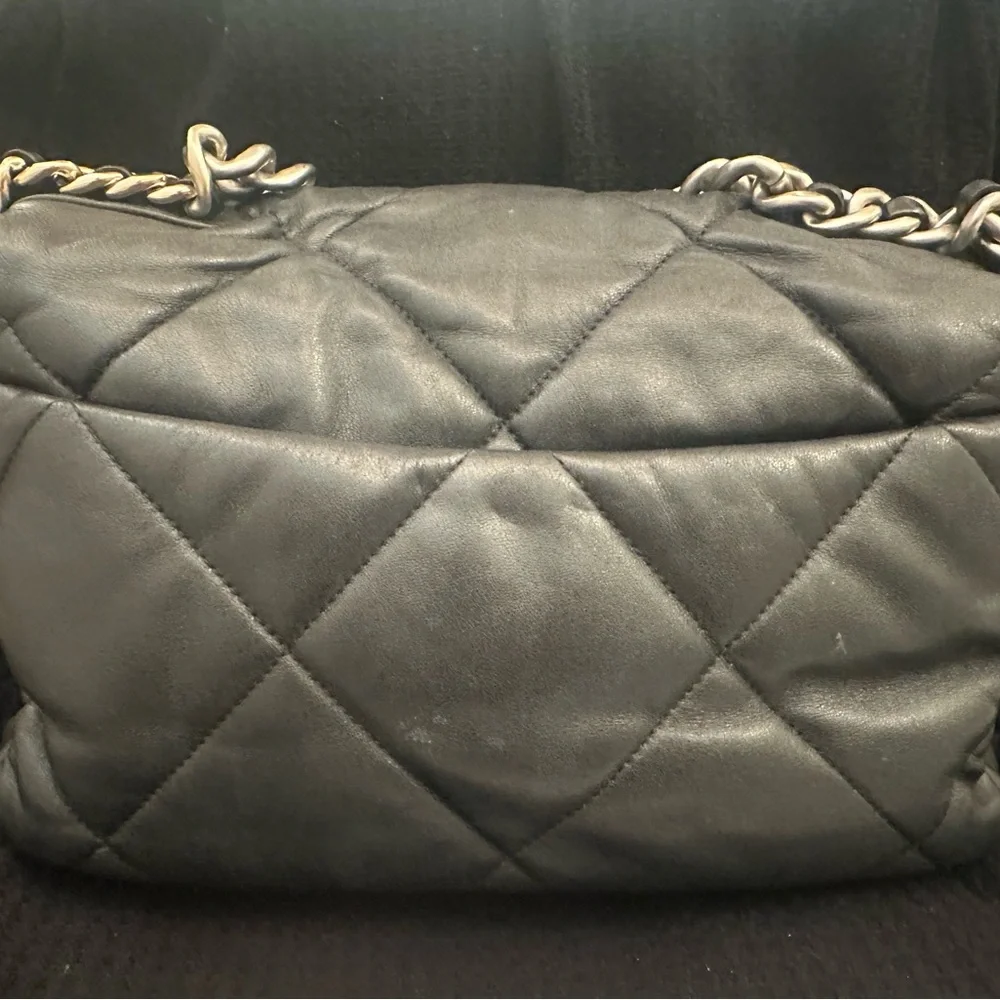 CHANEL Black Quilted Leather Shoulder Bag with Chain Strap